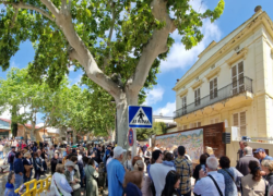 Pilarín Bayés plasma l’essència de Teià en un mural artístic