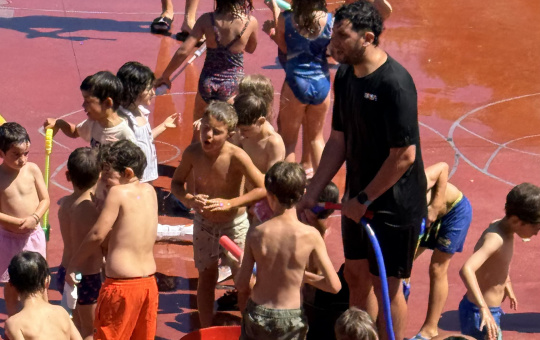 Les activitats infantils del Poliesportiu tanquen la temporada amb una festa aquàtica