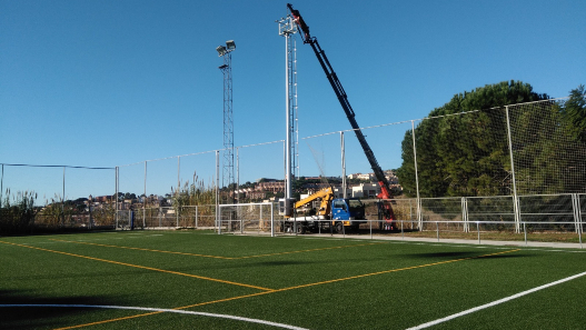 Substitueixen dues torres de llum del camp de futbol municipal